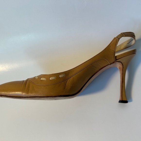 Neutral Manolo Blahnik - Picture 3 of 7